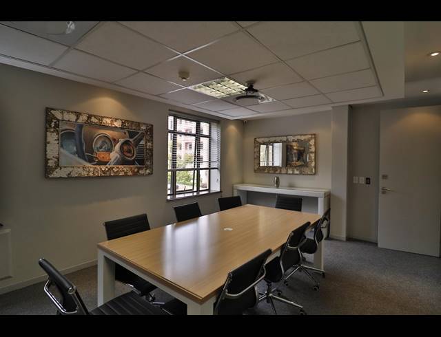 32M² SERVICED OFFICE TO LET IN FOURWAYS